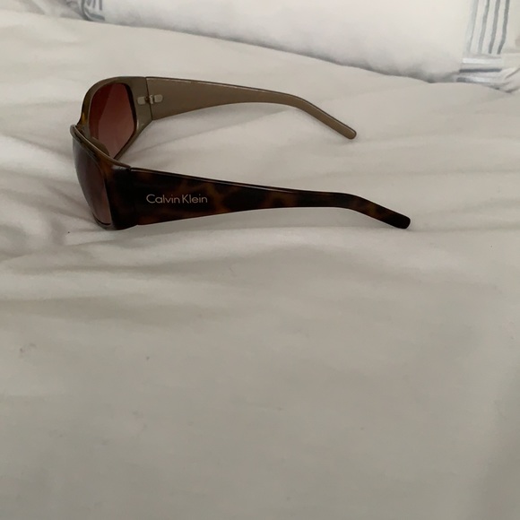 Calvin Klein Sunglasses 🕶 - Picture 4 of 5